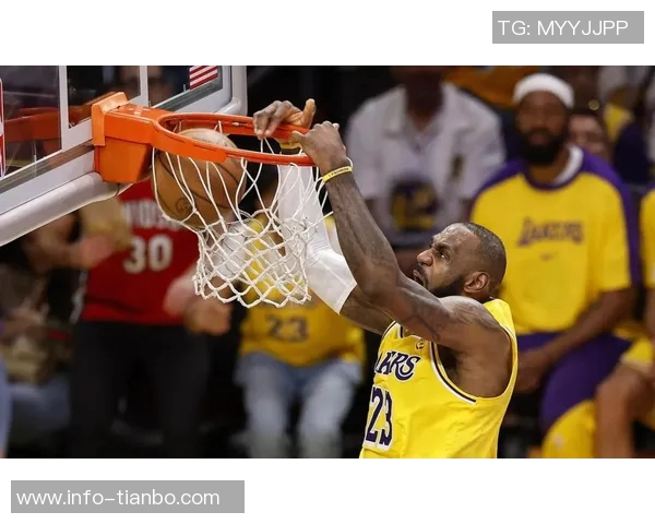 詹姆斯回顾新秀时期经典扣篮瞬间感慨23年光阴如梭对阵骑士再续传奇